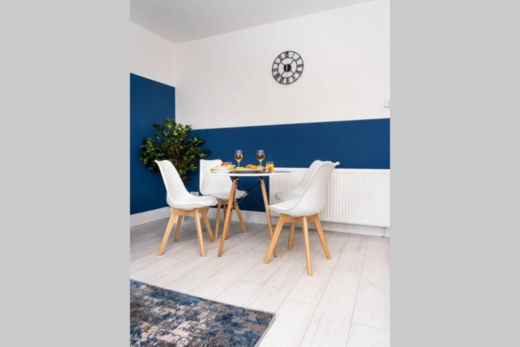 Cheerful Homely Apartment: Cozy Stay Near Glasgow Airport Exterior photo