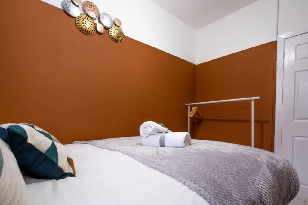 Cheerful Homely Apartment: Cozy Stay Near Glasgow Airport Exterior photo