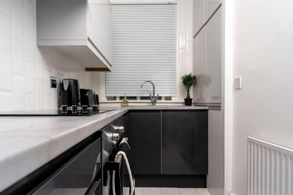 Cheerful Homely Apartment: Cozy Stay Near Glasgow Airport Exterior photo