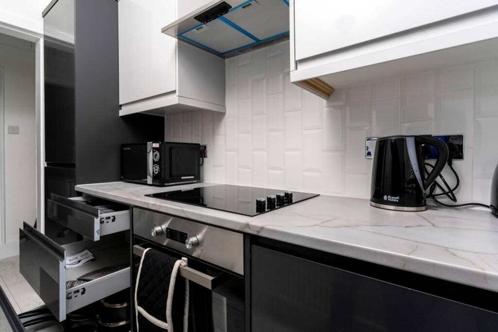 Cheerful Homely Apartment: Cozy Stay Near Glasgow Airport Exterior photo