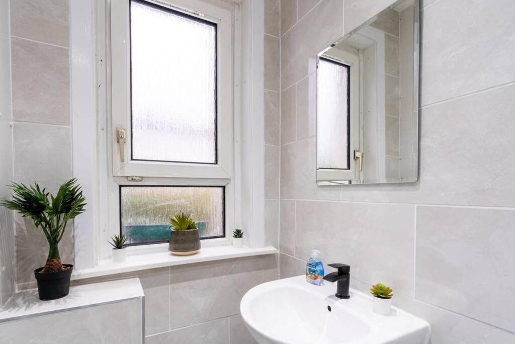Cheerful Homely Apartment: Cozy Stay Near Glasgow Airport Exterior photo